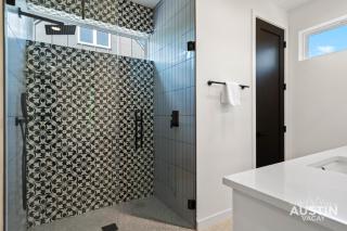 Luxury 2BR 2BA East Austin retreat w yard, deck and garage parking by Austin Vacay - 7