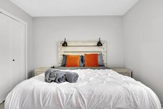 Twin Abodes Two Units One Group Getaway - 5