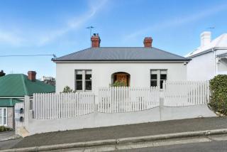 Views and Charm in West Hobart - - 0