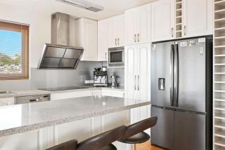Views and Charm in West Hobart - - 3
