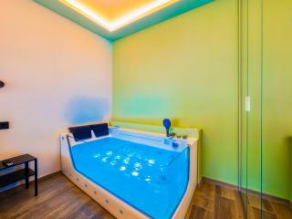 Luxury Retreat in Iseo - Jacuzzi, Balcony & Wi-Fi in the Heart of Town - Iseo - 3