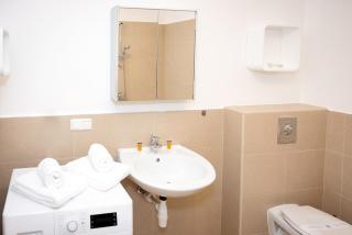 Stylish Central Apartment with Free Parking - Wenen - 4