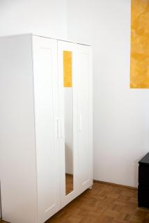 Stylish Central Apartment with Free Parking - Wenen - 3