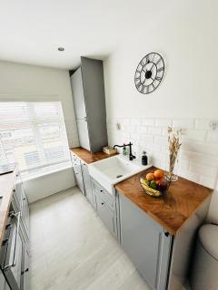 Bright 2-Bed Flat - 1 min to Enfield Lock Station - 5