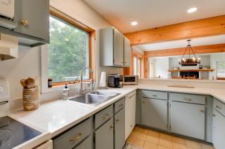 Ski-InandSki-Out Sugarbush Retreat with Indoor Hot Tub - 4