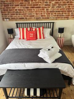 Holt GRDN House A beautiful 1 bedroom house with freestanding bathtub and log burners - 5