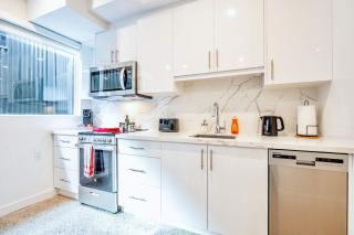 Chic 2BR Basement Suite 2BR Toronto Getaway near Downtown - The Roland - 8