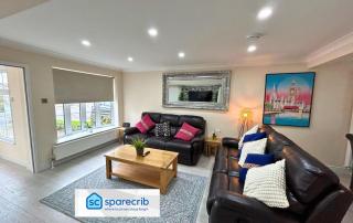 Addlestone Stylish Spacious Three Bedroom House - Addlestone - 0