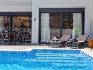Voula Private Pool, Beach, Home cinema Apartment - 0