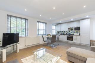 Stylish One Bedroom Top Floor Apartment - 8