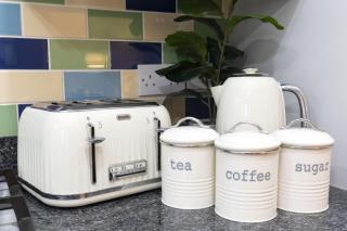 Stylish One Bedroom Top Floor Apartment - Cheltenham - 7