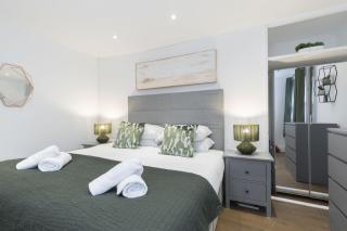 Stylish One Bedroom Top Floor Apartment - Cheltenham - 2