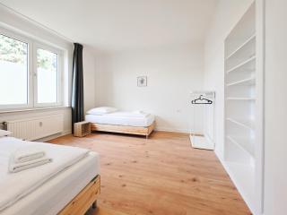RAJ Living - 3 Room Apartment - Kitchen - Dining Room - 25 min to Messe DUS - Düsseldorf - 5