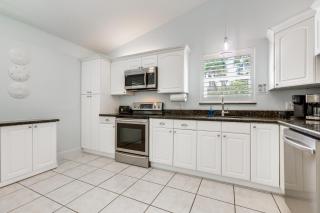 Private Pool + Backyard: Villa in North Palm Beach - 2