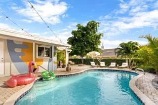 colorfully designed 4 bedroom home with pool - 8