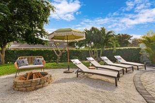 colorfully designed 4 bedroom home with pool - 9