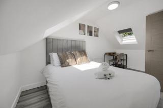 Top Floor Apt - Central & Stylish - Free Wifi - 3