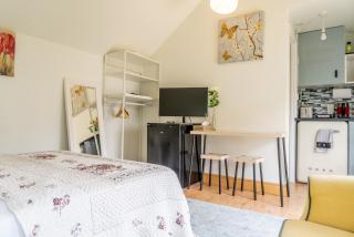 Charming Private Guest House - Enfield - 1