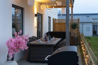 Bright Ground Floor Corner Home with Cozy Outdoor - Båstad - 0