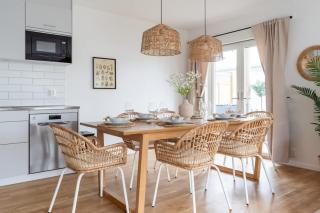Bright Ground Floor Corner Home with Cozy Outdoor - Båstad - 5