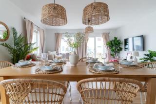 Bright Ground Floor Corner Home with Cozy Outdoor - Båstad - 4