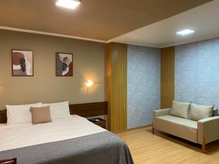 City Hotel - 8