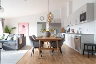 Youthful 3BR Flat with Balcony and Hobby Game Board - Båstad - 0