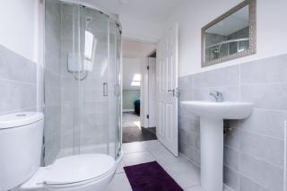 Spacious 4BR Home in Manchester with Parking & Wi-Fi - 2