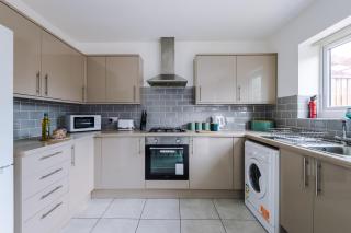 Spacious 4BR Home in Manchester with Parking & Wi-Fi - 4