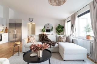 Spacious Home with Workspace and Cozy Balcony - Båstad - 8