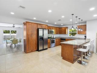 Villa Luxe 4BD 3BR Spacious Villa Heated Pool - 1