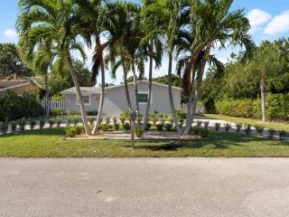 Villa Luxe 4BD 3BR Spacious Villa Heated Pool - 0