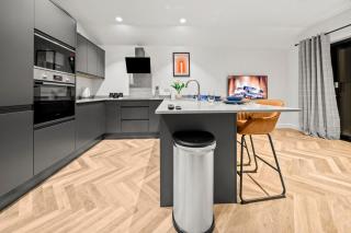 The Salt Room Modern 1 Bedroom Home By AltoLuxo Short Lets Serviced Accommodation With Free Wifi & Parking - 1