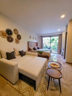 Cozy Studio with King Bed, Rooftop Pool and Fast Wi-Fi - 5