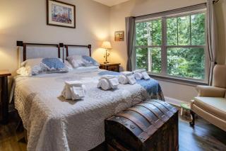 Cozy 3BR Home - Peaceful Lake Cove Views - 7