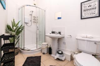 Spacious 5BR House in Central Derby - Near Amenities - Derby - 4
