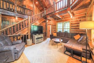 Lakeside Cabin - 2 Fireplaces-Hot Tub-Game Room - 2