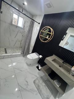 12 Guest-In The Center of It All - 7