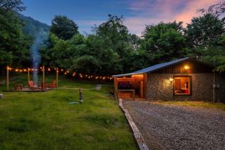 Cozy Cabin • Hot Tub • FirePit • King Bed • Arcade - Sevierville - 3
