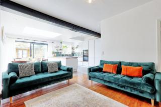 Beautiful 5 bed house, relaxing garden and driveway parking 10 min to the beach - 0