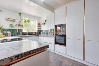 Beautiful 5 bed house, relaxing garden and driveway parking 10 min to the beach - 9