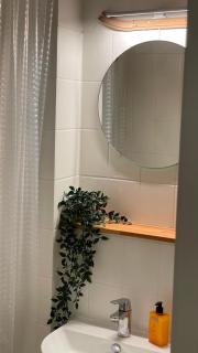 Designerwohnung mit malerischer Terrasse - Modern, Gemütlich & Zentral - 3