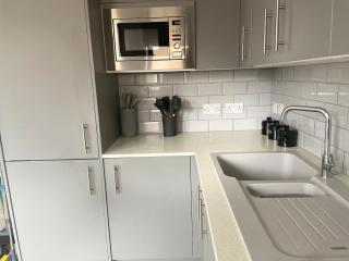 Stylish Spacious 5-Bed Duplex - Coulsdon - 3