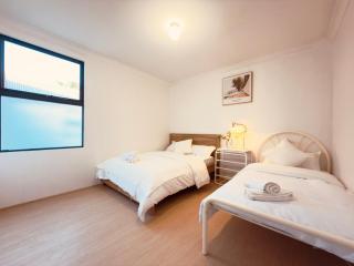 City Explorer Base 3BR&2 Floors&Walk to Mall & Airport Transit - 4