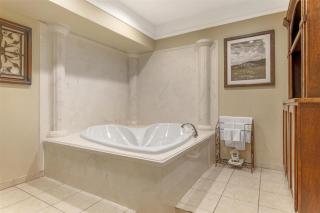 Best Western Plus Monica Royale Inn & Suites - 2