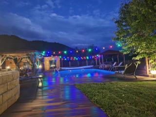 Вила с басейн и джакузи - 8