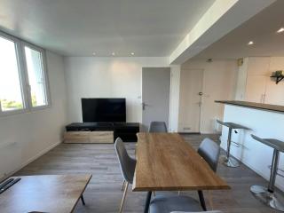 Bright Spacious Flat • 5 Guests • Near Tram - Brest - 9