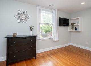 Jennifer's Cozy Apt Brown U Athletic Field Views - 1