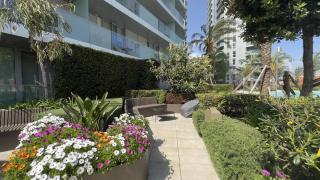 New! Luxury Central Complex with Pool Access & Sleeps 4 Ppl - 8