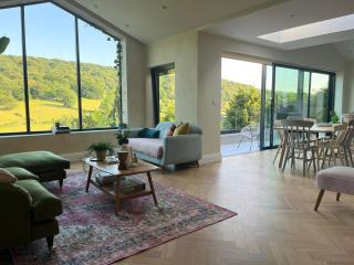 5 Bed with Stunning Valley Views - 7